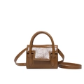 Mini borsa quadrata marrone lucida con manico strutturato e tracolla sottile - Marrone