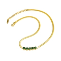 Elegante gouden slangketting met vijf hartvormige groene smaragd edelstenen erop - Goud Groen