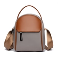 Mini bolso bandolera de nailon gris con solapa de cuero marrón y correa ajustable - Gris