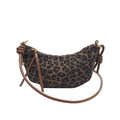 Leopard-Mondtasche mit dunkelbraunen Lederknoten-Details und goldenen Metallringen - Braun