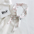 Foulard in raso avorio a fiori legato su abiti bianchi con stampa Green Tea - Piccolo Floreale a Tre Petali (7K三瓣花)