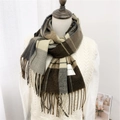 Sciarpa classica a quadri con nappe marrone e beige su un maglione di maglia bianco - Grande plaid cammello con linea sottile