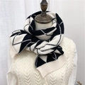 Sciarpa da donna in maglia con motivo a rombi bianco e nero e bordi caldi a coste - Nero Beige