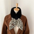 Detail of winter cross-scarf with houndstooth knit and black faux fur collar - Black Zebra