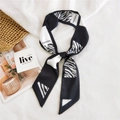 Sciarpa sottile in seta con strisce zebrate, motivi geometrici e scritte fashion - Moda Zebra Nero Bianco