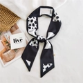 Sciarpa stretta in seta a pois bianchi e neri con riviste di moda e cappello di paglia - Pois Moda Nero Bianco