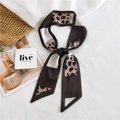 Sciarpa stretta in seta con stampa leopardata marrone e beige con scritta moda - Pois Moda Cachi