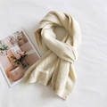 Chic cream white knitted scarf with ribbed texture and minimalist decorative label - 36x190cm / Beige