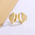 Elegante goldene Blatt-Ohrringe mit mikroversetzten, funkelnden Champagner-Zirkonia - Gold