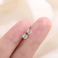 Orecchini a perno in argento S925 con quattro griffe e pietre in zircone rotondo - Argento (C12 Argento)