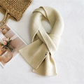Bufanda de punto crema con rayas verticales y detalle de etiqueta de la marca - Beige