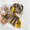 Sciarpa in maglia bicolore giallo e grigio avena con etichetta logo in pelle trendy - Giallo e Caffè