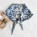 Écharpe tricotée à motif léopard bleu et beige présentée avec un nœud élégant - Bleu
