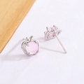 Boucles d'oreilles pomme en quartz rose et argent avec détail de feuille vue de profil - Argent (C390)