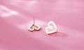Vista macro di orecchini a cuore in argento S925 con sagoma di gatto traforata - Stile Gatto a Forma di Cuore Argento (ED149)