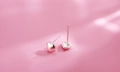 Dettaglio dei piccoli orecchini a cuore in argento S925 lucido con marchio inciso - Cuore Argentato (162)