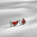 Boucles d'oreilles pastèque en émail faites main sur fond gris avec ombres de feuilles - Style Pastèque(K10)