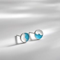 Orecchini tondi minimalisti con smalto blu e finitura in metallo argento lucido - Stile Montagna Blu Bianco (K31)