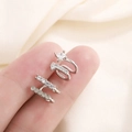 Minimalistische dubbellaagse zilveren ear cuffs met zirkonia gedragen op het oor - Dubbellaagse Pave Vierkante Zirkonia Stijl (A44)