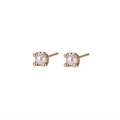 Boucles d'oreilles perles en argent S925 avec serti griffes doré sur fond blanc pur - Doré