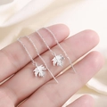 Orecchini pendenti in argento con foglia di acero e nappine per uno stile moderno - Stile Foglia di Acero Argento (A18)