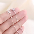 Pendientes de hilo en plata con hojas de arce cepilladas y diseño de cadena larga - Estilo de Hoja de Arce (A27)