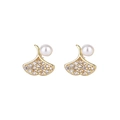 Golden ginkgo leaf stud earrings with sparkling crystals and elegant white pearls on white background - Gold (C20金)