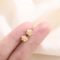 Elegante gouden pruimenbloesem oorknopjes op de vingers met een minimalistisch ontwerp - Gouden Pruimenbloesem Stijl (B197)