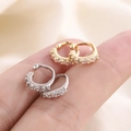 Eleganti ear cuff in oro e argento con scintillanti pietre di zirconia cubica rotonde - Oro