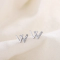 Minimalistische W-Buchstaben-Ohrstecker aus S925 Silber mit Zirkonia-Besatz und Glanzfinish - Silber