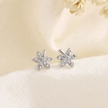 Elegante vijfbladige bloem oorknopjes met fonkelende zirkoon op wit linnen weefsel - Vijfbladige bloemvorm / Zilver (C10 Zilver)