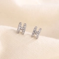 Elegantes pendientes de plata de ley 925 con letra H y micro pavé de cristales de circonita - Plata (C19 Plata)