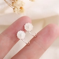Pendientes de margarita en forma de C de plata esterlina S925 en el dedo - Estilo de Margarita (B223)