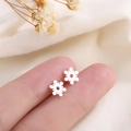 Exquisitos pendientes de copo de nieve plateados para mujer, mostrados en la mano - Copo de Nieve Plateado (A74)
