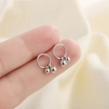 Minimalistische S925 sterling zilveren oorringen met dubbele hangende kralen op vingers - Dubbele Bal Creolen Stijl (A86)