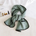 Sciarpa in maglia verde salvia con bordi neri a contrasto ed etichetta tessuta trendy - Verde Con Bordo Avvolto a Mano