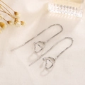 Orecchini a catena lunga in argento con cuori cavi su sfondo di tessuto strutturato - Stile Linea Orecchio Cuore Argento (03)