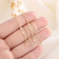 Elegantes pendientes de hilo dorados con cadena fina y colgante ovalado para mujer - Dorado