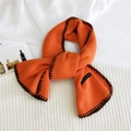 Sciarpa in maglia arancione brillante con bordi cuciti a mano neri e morbida trama - Arancione Con Bordo Avvolto a Mano