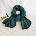 Sciarpa in maglia verde scuro con bordi marroni cuciti a mano e toppa con logo alla moda - Verde Lago Con Bordo Avvolto a Mano