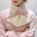 Sciarpa incrociata in pelliccia sintetica rosa con fiocco in maglia per l'inverno - Rombo Rosa