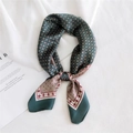 Foulard quadrato in seta verde scuro con motivi geometrici rossi e finitura satin - Piccola Griglia Verde Cachi