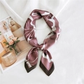 Elegante foulard in raso color malva con motivi floreali bianchi e bordo marrone - Papavero Rosa Viola