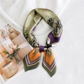 Foulard in raso di seta con stampe di ananas e motivi geometrici in verde e arancio - Ananas Alpaca Verde