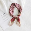 Elegante foulard di seta rosso e beige con motivo a rombi annodato a fiocco - Piccola Griglia Rosso Cachi