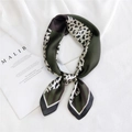 Foulard en soie verte avec imprimé léopard et bordure noire noué en joli nœud - Léopard Diagonal Vert