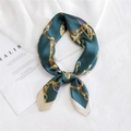 Carré de soie sarcelle avec motifs de chaînes dorées et bordure beige contrastée - Motif Ceinture Vert