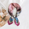 Foulard carré en soie avec imprimé d'ananas et motifs géométriques rose et bleu - Ananas Alpaga Rose