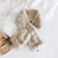 Tour de cou en fausse fourrure beige avec texture côtelée et boucle croisée - Café Clair