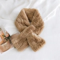 Écharpe en peluche marron chaud avec un design croisé élégant pour l'hiver chic - Chameau Foncé